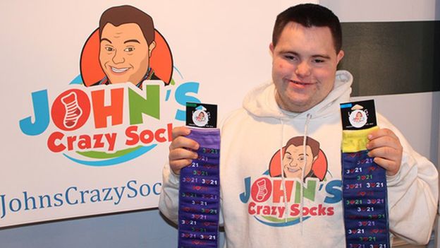 «John’s Crazy Socks»: cómo un joven con síndrome de Down creó un negocio millonario a partir de sus extravagantes calcetines