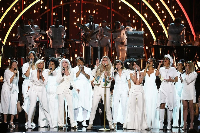 Kesha emociona hasta las lágrimas en los Grammys con canción inspirada en su vida dedicada a víctimas de abuso