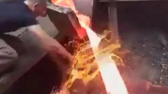 [VIDEO] La nueva ilusión óptica de internet: hombre pone la mano en metal fundido sin quemarse