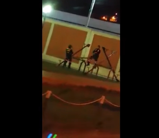 [VIDEO] Trabajadores municipales se divierten jugando en un sube y baja