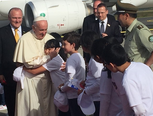 Papa Francisco recuerda «violaciones de derechos humanos» durante dictadura en aeródromo de Maquehue