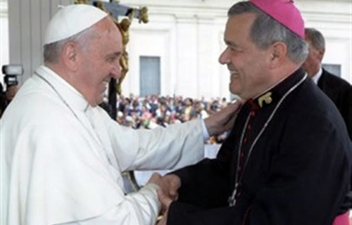 Columna de El País califica como «un paso en falso» la defensa que hizo el Papa Francisco al obispo Juan Barros
