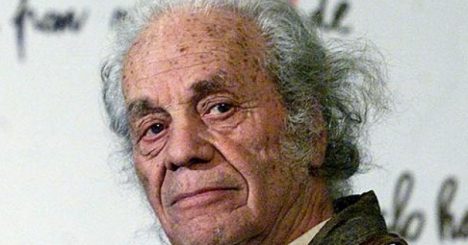 Exposición de imágenes, libros y artefactos de Nicanor Parra