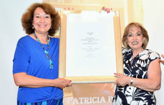 Periodista Patricia Politzer recibe premio Lenka Franulic