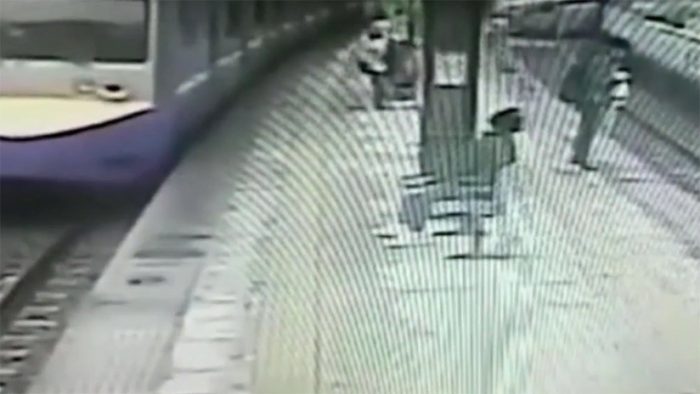 [VIDEO] Afortunado abuelo sobrevive luego de caer a las vías y ser arrollado por un tren