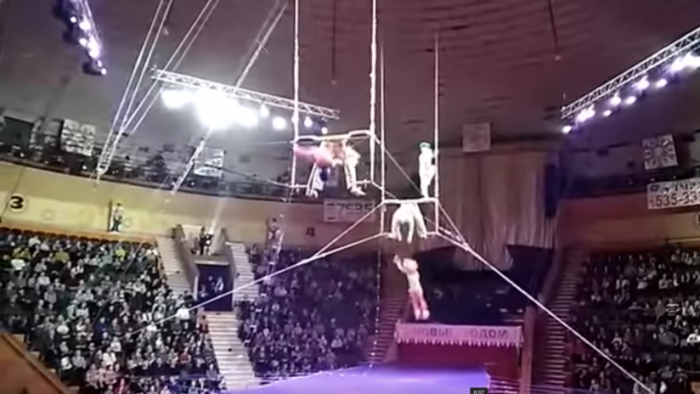 [VIDEO] Acróbata falla y cae desde considerable altura durante una actuación en un circo