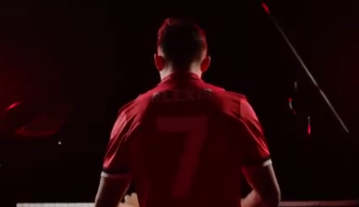 [VIDEO] Era cierto: Alexis Sánchez toca efectivamente el piano en su presentación en el Manchester United
