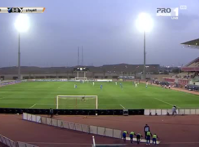 [VIDEO] Árbitro inglés detiene el partido para que los jugadores recen en Arabia Saudita