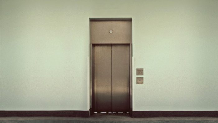 [VIDEO] Mujer se rompe una pierna al caerse en un ascensor y quedar atrapada en la puerta