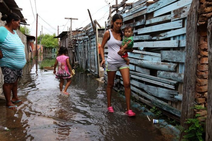 [VIDEO] Afectados por inundaciones en Paraguay apuran mudanzas para escapar del agua