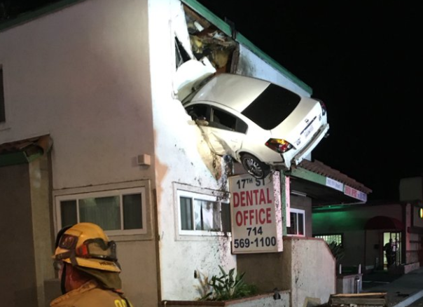 [VIDEO] Insólito: auto queda incrustado en un segundo piso en Estados Unidos