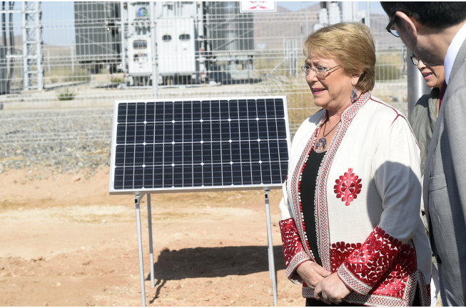 Bachelet destaca que el 60% de energía del Metro se obtiene de centrales solares y eólicas