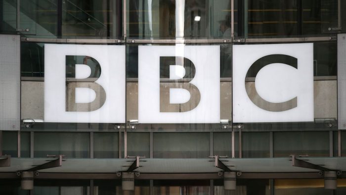 Mujeres de la BBC exigen pagos atrasados provocados por desigualdad salarial y reajuste de sueldos