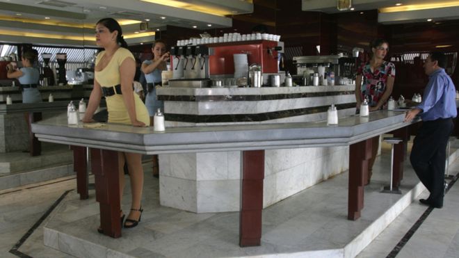 «Vendemos una ilusión»: cómo son y por qué se mantienen vigentes los legendarios café con piernas de Santiago de Chile