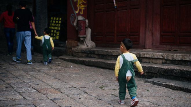 Por qué genera debate en China que muchos niños usen pantalones con un agujero en el trasero