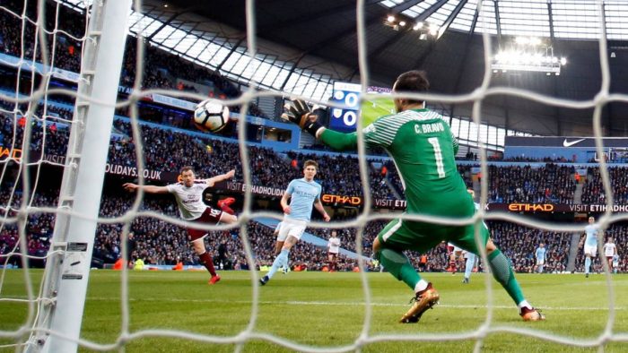 [VIDEO] Claudio Bravo fue titular en cómoda victoria del Manchester City por FA Cup