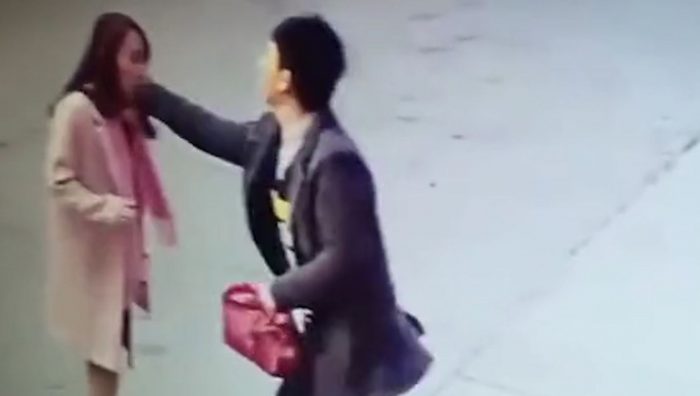 [VIDEO] Vendedor online viaja más de 800 kilómetros para golpear a una mujer que evaluó mal su tienda