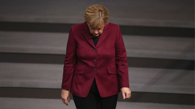 Angela Merkel se descompensa nuevamente en aparición pública