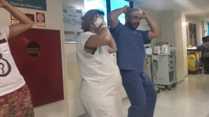 [VIDEO] Doctor que hace bailar a sus pacientes embarazadas antes de dar a luz se vuelve viral
