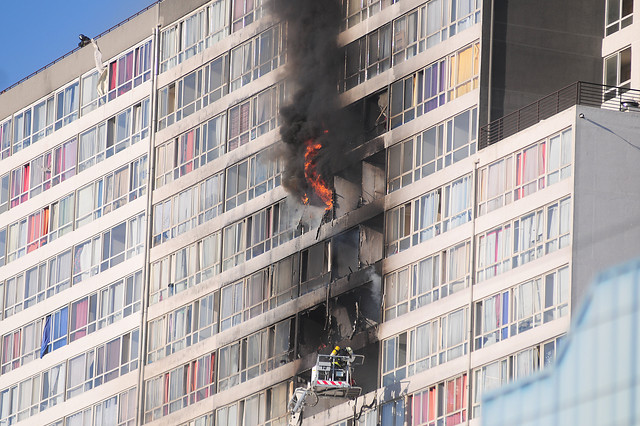 Incendio afecta a tres pisos de edificio en Santiago Centro