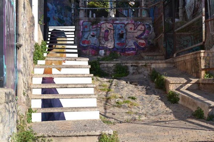 Mundo al revés: mujer es multada por limpiar escalera de turístico sector en Valparaíso «a una hora que no corresponde»