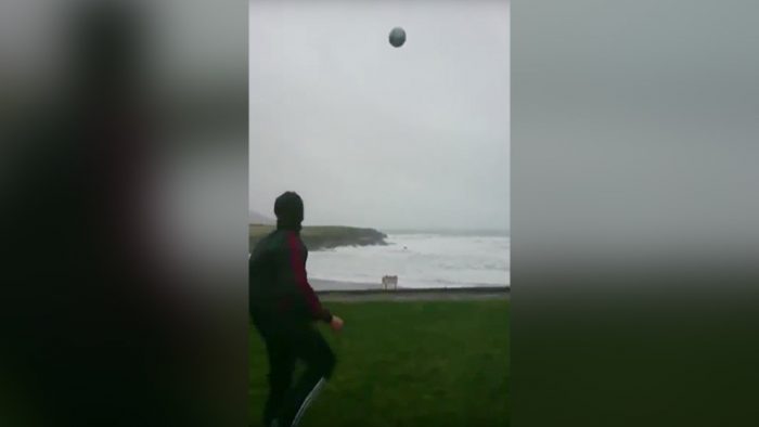 [VIDEO] Fútbol versus naturaleza: deportista irlandés dispara un balón hacia el huracán Eleanor