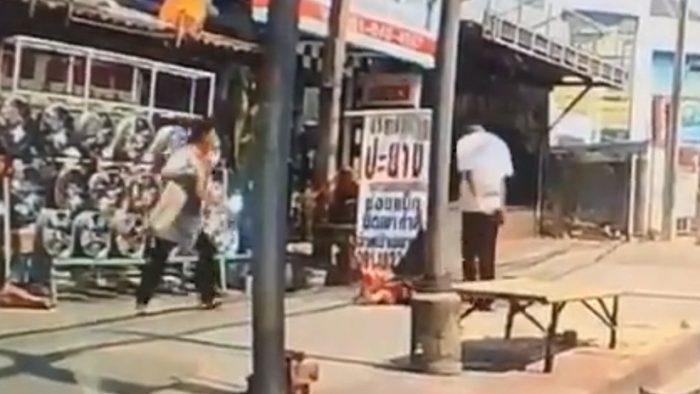 [VIDEO] Buscan en Tailandia a hombre que pateó en la cabeza sin razón aparente a niño en la calle