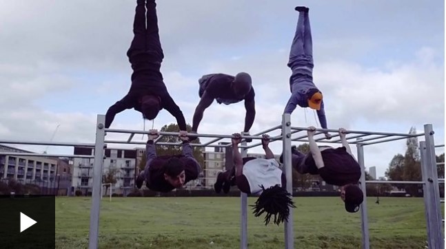 [VIDEO] El inspirador gimnasio callejero construido con cuchillos decomisados por la policía en Londres
