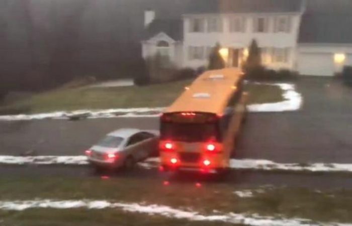 [VIDEO] Autobús escolar se desliza sin control por una calle congelada hasta chocar a un automóvil