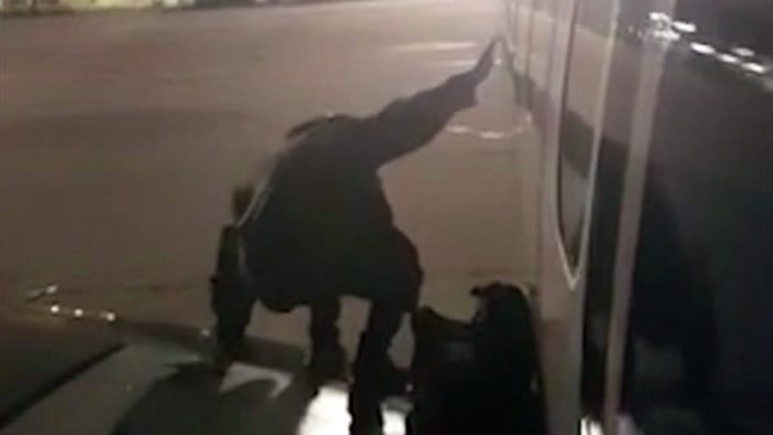 [VIDEO] Impaciente hombre se baja del avión por la puerta de emergencia y se sienta en el ala tras retraso de media hora