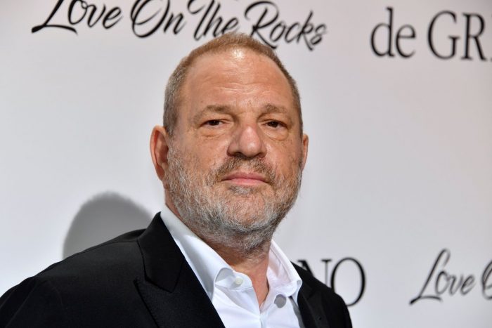 [VIDEO] Agreden a Harvey Weinstein en un restaurante: «Eres una mierda por lo que hiciste a esas mujeres»