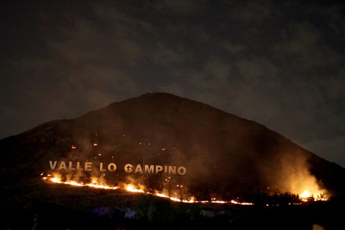 [VIDEO] Incendio forestal en los faldeos del cerro Renca después de espectáculo de Fuegos Artificiales