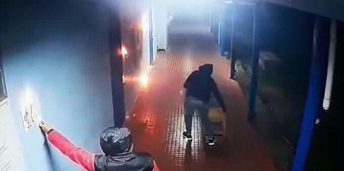 [VIDEO] Cámaras de seguridad muestran a desconocidos que quemaron salas de clase de liceo en Cañete