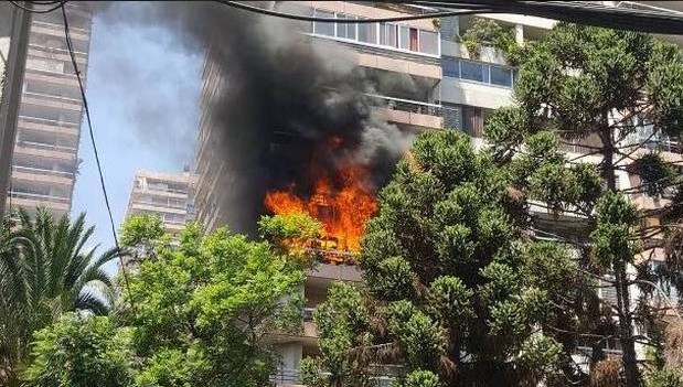 [VIDEO] Bomberos controló fuerte incendio en edificio de Las Condes: 2 departamentos resultaron afectados