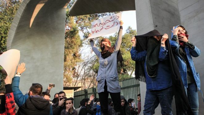Sorprendentes e impredecibles: qué tienen de diferente las actuales protestas en Irán que ya han dejado 22 muertos