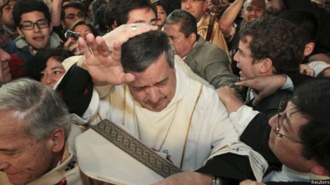Quién es Juan Barros, el controvertido obispo cuya presencia encendió la ira de las víctimas de abuso sexual durante la visita del Papa Francisco