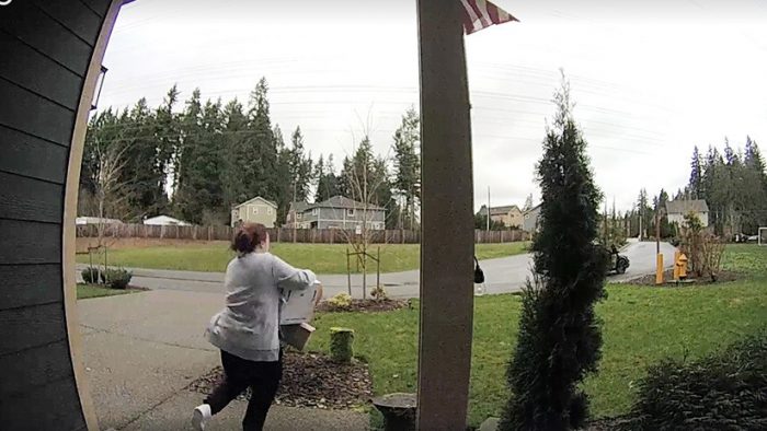 [VIDEO] Hoy en karma: una mujer se daña el tobillo tras robar encomiendas que dejan en las puertas de la casas