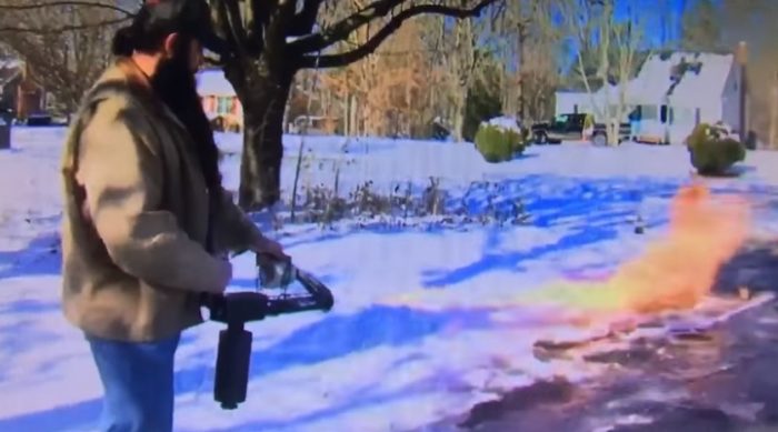 [VIDEO] Hombre quita la nieve de la entrada de su casa con un lanzallamas