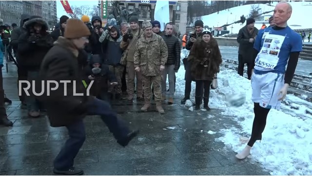 [VIDEO] Manifestantes dan pelotazos y empujones a maniquí de Putin en protesta contra el Mundial