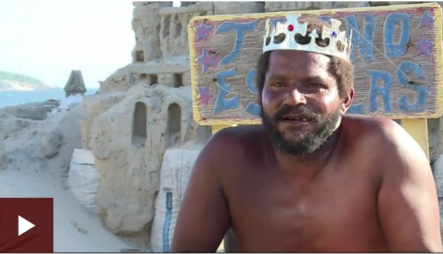 [VIDEO] El hombre que lleva 22 años viviendo en un castillo de arena en una playa de Río de Janeiro
