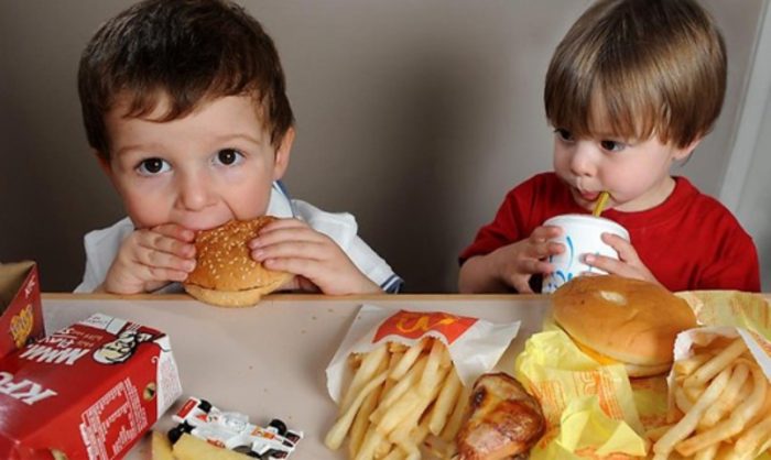 ¿Es bueno prohibir publicidad de comida chatarra para niños? Nutricionistas reafirman la importancia de próxima medida de la Ley de Etiquetado