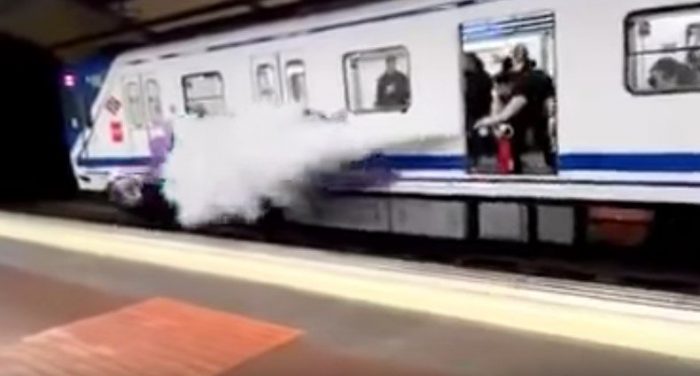 [VIDEO] Tomen nota: Conductor del metro de Madrid espanta a graffiteros con un extintor