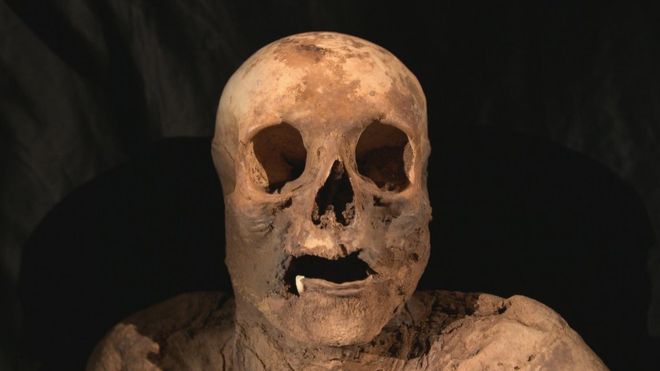 Cómo científicos descubrieron que el canciller de Reino Unido desciende de una momia hallada en una iglesia de Suiza