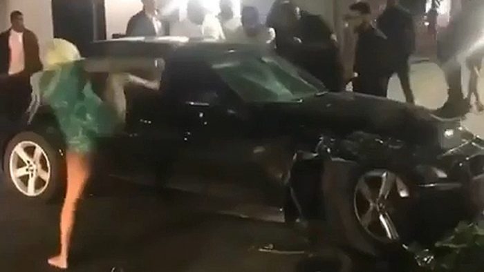 [VIDEO] Mujer cobra venganza contra conductor que ocasionó accidente de tránsito destrozando las ventanas de su auto a punta de patadas de karate