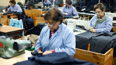 Brecha de género aumenta con la edad: mujeres mayores quedan atrás en participación laboral