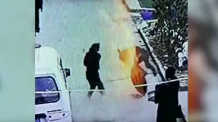 [VIDEO] Joven es catapultado tras fallida explosión de un petardo