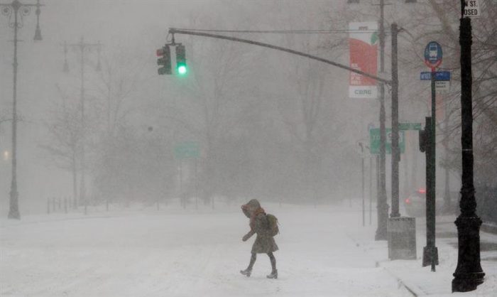 Nueva York en estado de emergencia ante fuerte tormenta de viento y nieve