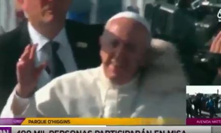[VIDEO] El «atentado» informativo que recibe el Papa: diario impacta su rostro mientras se transportaba al Parque O’Higgins