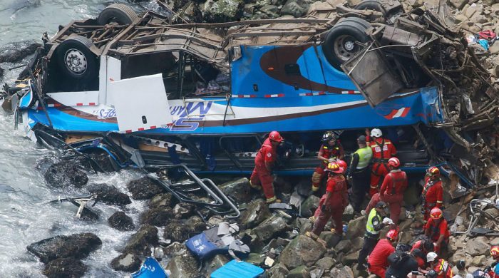 Al menos 25 muertos tras caída de autobús a acantilado en el norte de Lima