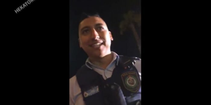 [VIDEO] El mito es cierto: policia sorprende con tradicional garabato chileno a banda nacional que tocaba en Australia